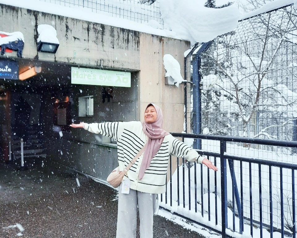 Shalsa Dellia Ridoewan, a student of Japanese Studies at the Faculty of Humanities (FIB), Universitas Airlangga (UNAIR), had the opportunity to participate in an internship program at Hotel Yumoto Shirogane Onsen in Hokkaido, Japan