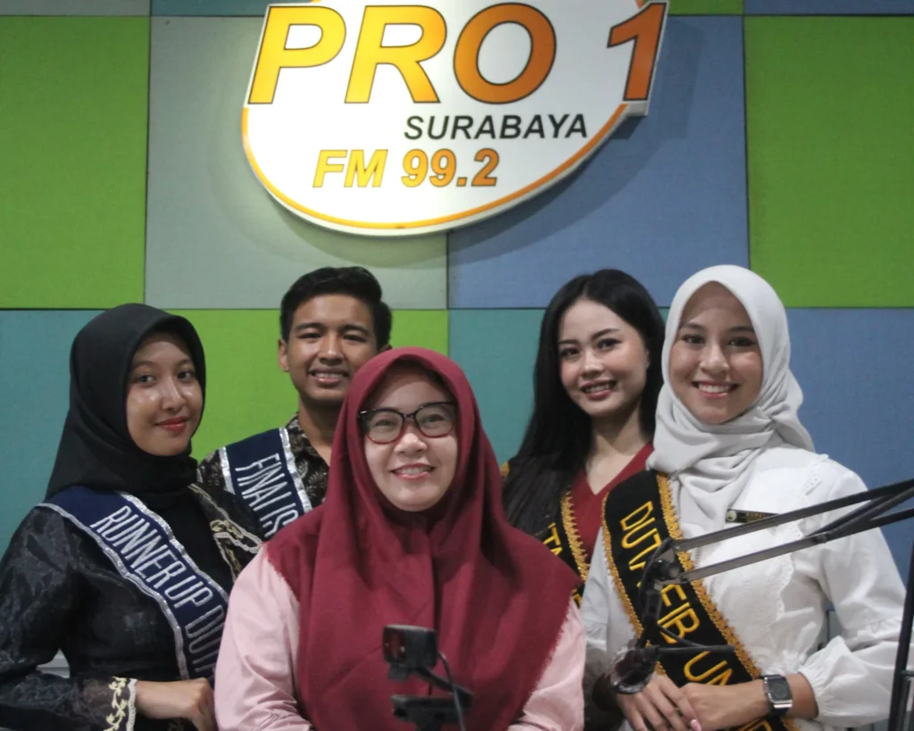 FIB and FEB Ambassadors in a radio broadcast with RRI Surabaya. (Photo: By courtesy)