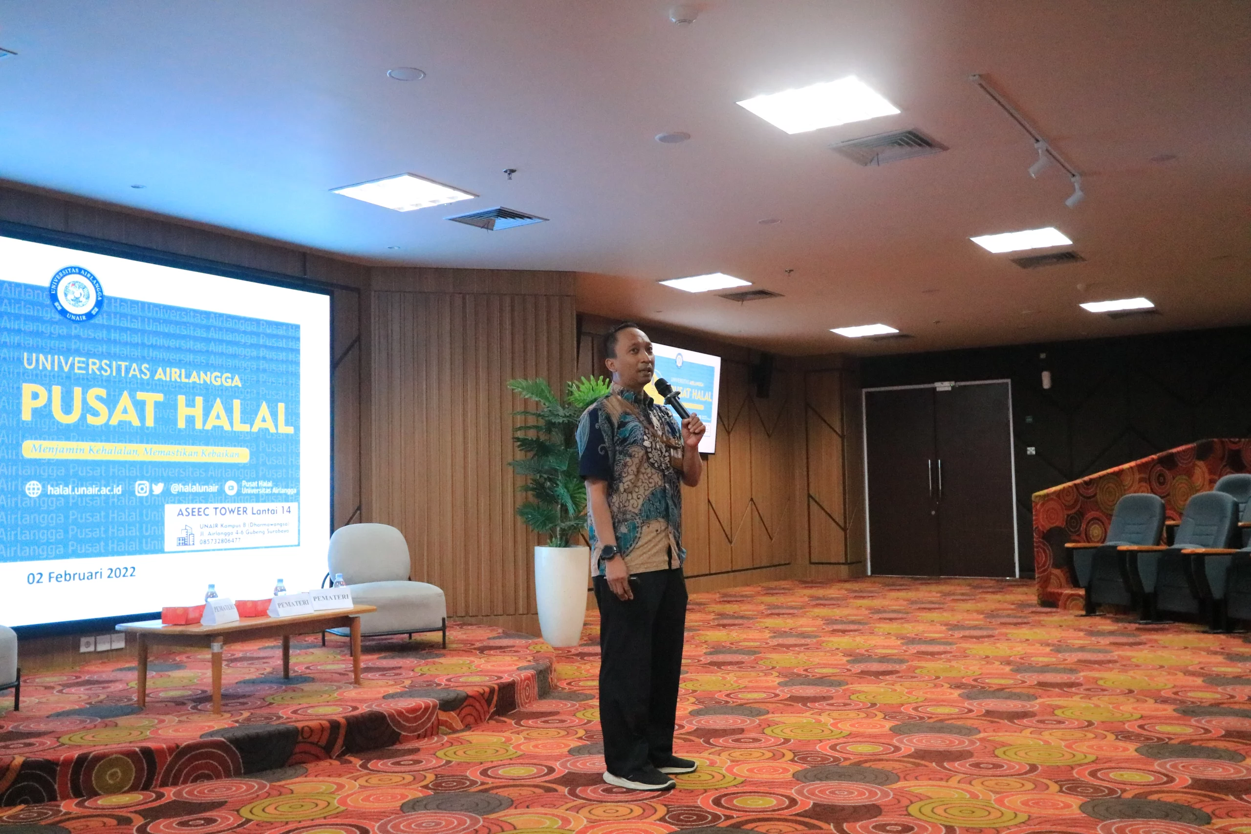 Dr Mochammad Soleh M EI selaku Sekretaris Pusat Halal UNAIR saat memaparkan materi pada Pelatihan PPH Pusat Halal Universitas Airlangga. (Foto: Istimewa)