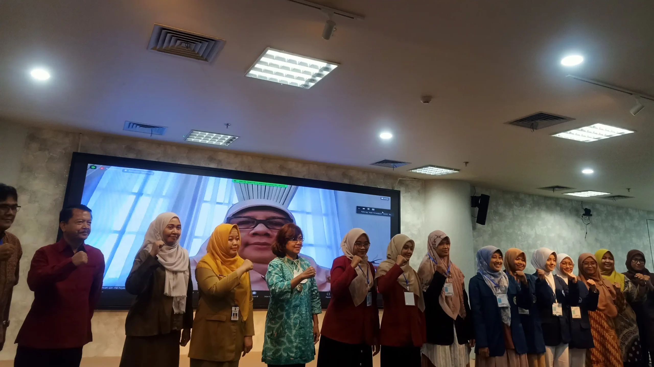 Seremoni Pengalungan ID Card Kepada Perwakilan Volunteer (Foto: Dokumentasi Penulis)