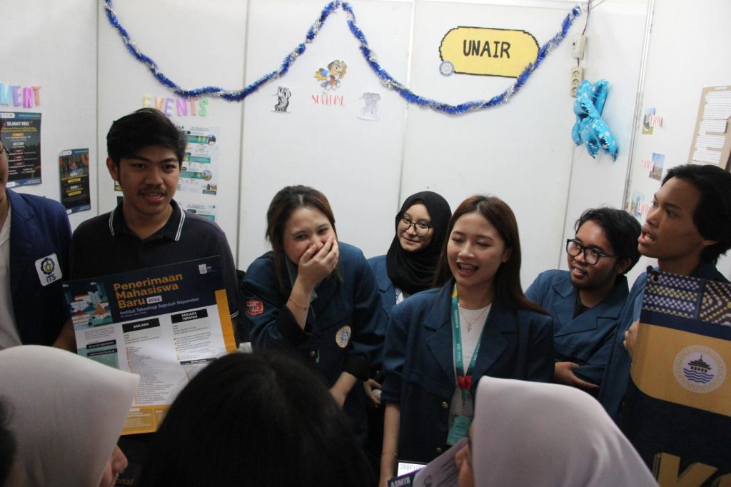 Komunitas Bandung Airlangga saat melakukan roadshow UNAIR di SMAN 20 Bandung. (Foto: Istimewa)