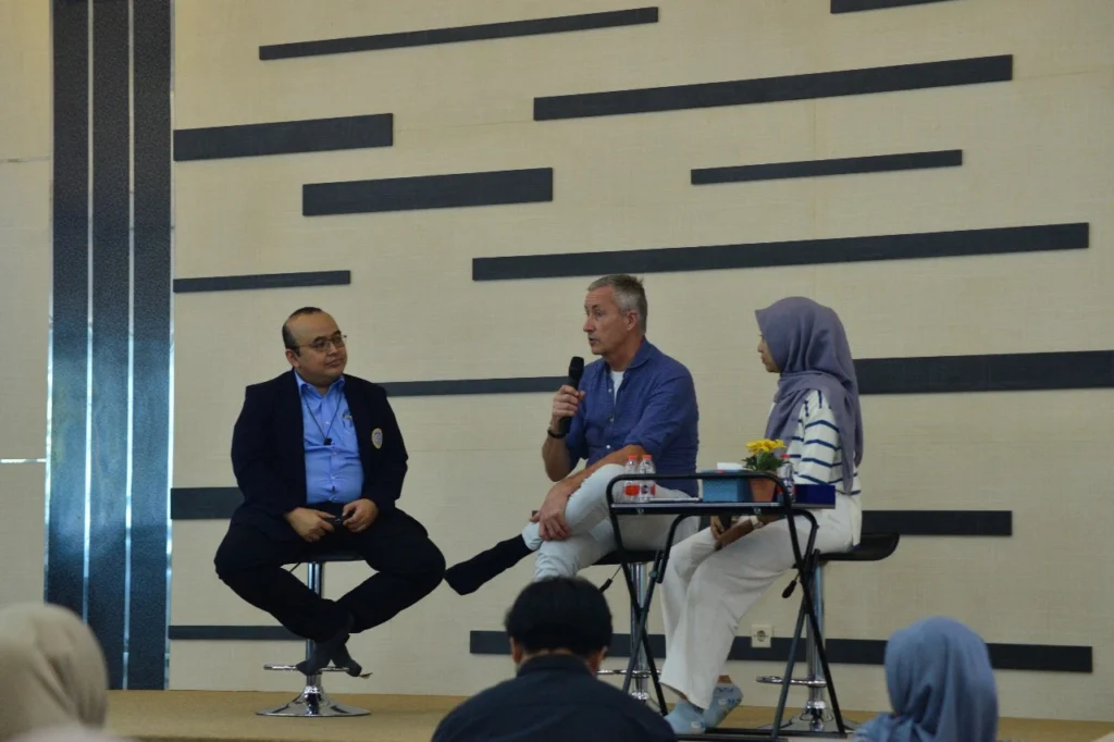 Left to right: Dr Rahardian Indarto Susilo, Prof Rob Groen, and Sinta discussing brain tumors.