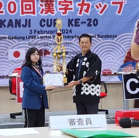 Mahasiswa Studi Kejepangan, Stefennie Patrica Olivia Siho, saat menerima penghargaan sebagai Juara 1 Kanji Cup ke 20 Tingkat Dasar oleh Konsulat Jenderal Jepang di Surabaya. (Foto: Istimewa)