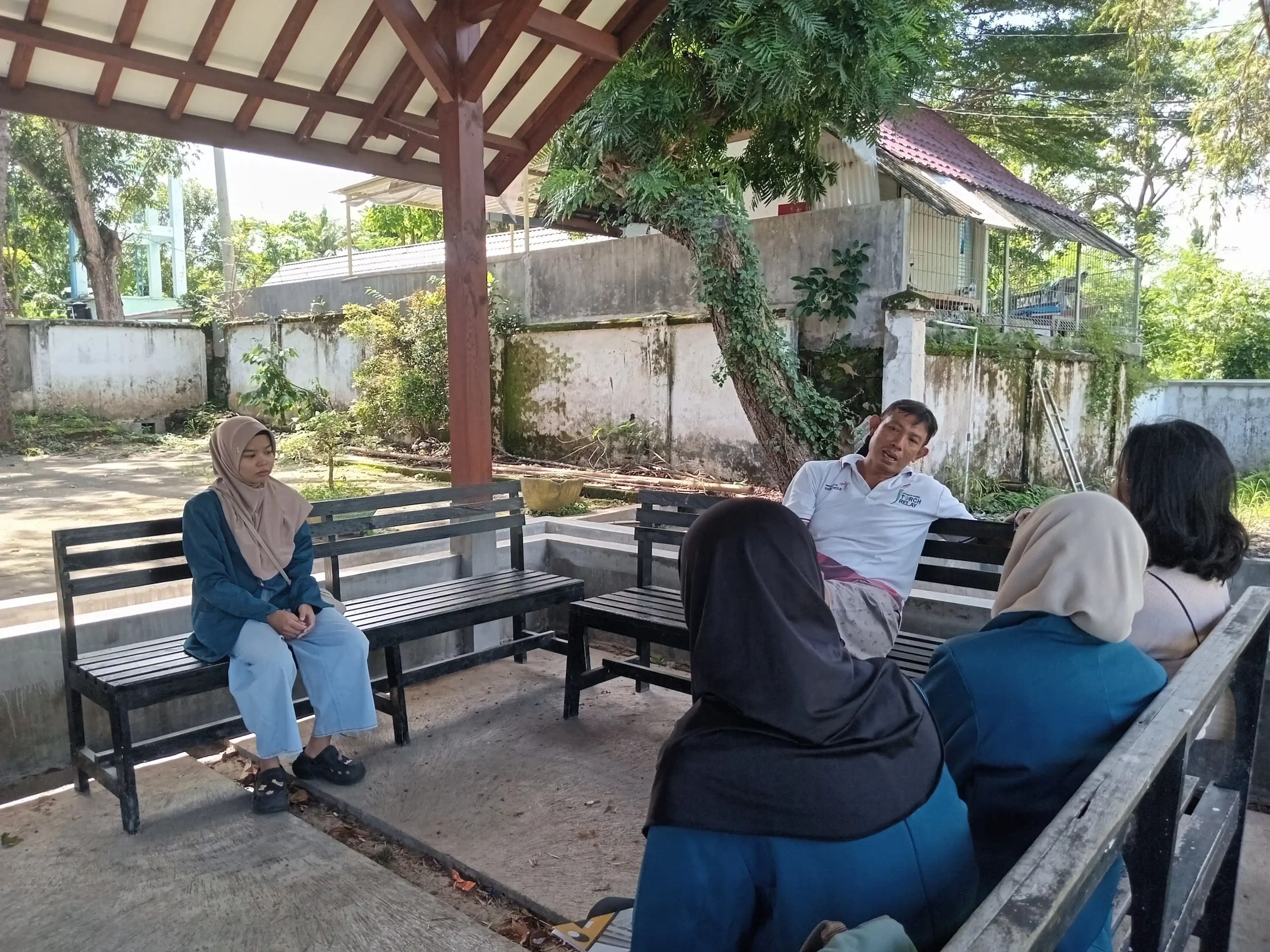 Mahasiswa FIKKIA Berbincang Dengan Pengelola Kolam Renang GOR Tawangalun (Sumber: Istimewa)
