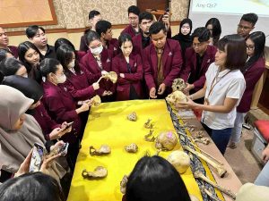 Rizky Sugianto Putri Sant Msi saat memberikan penjelasan tentang rangka kepada mahasiswa Fakultas Kedokteran (FK) Universitas Ciputra (UC) pada kunjungannya ke Museum Etnografi FISIP UNAIR. (Foto: Humas UNAIR)