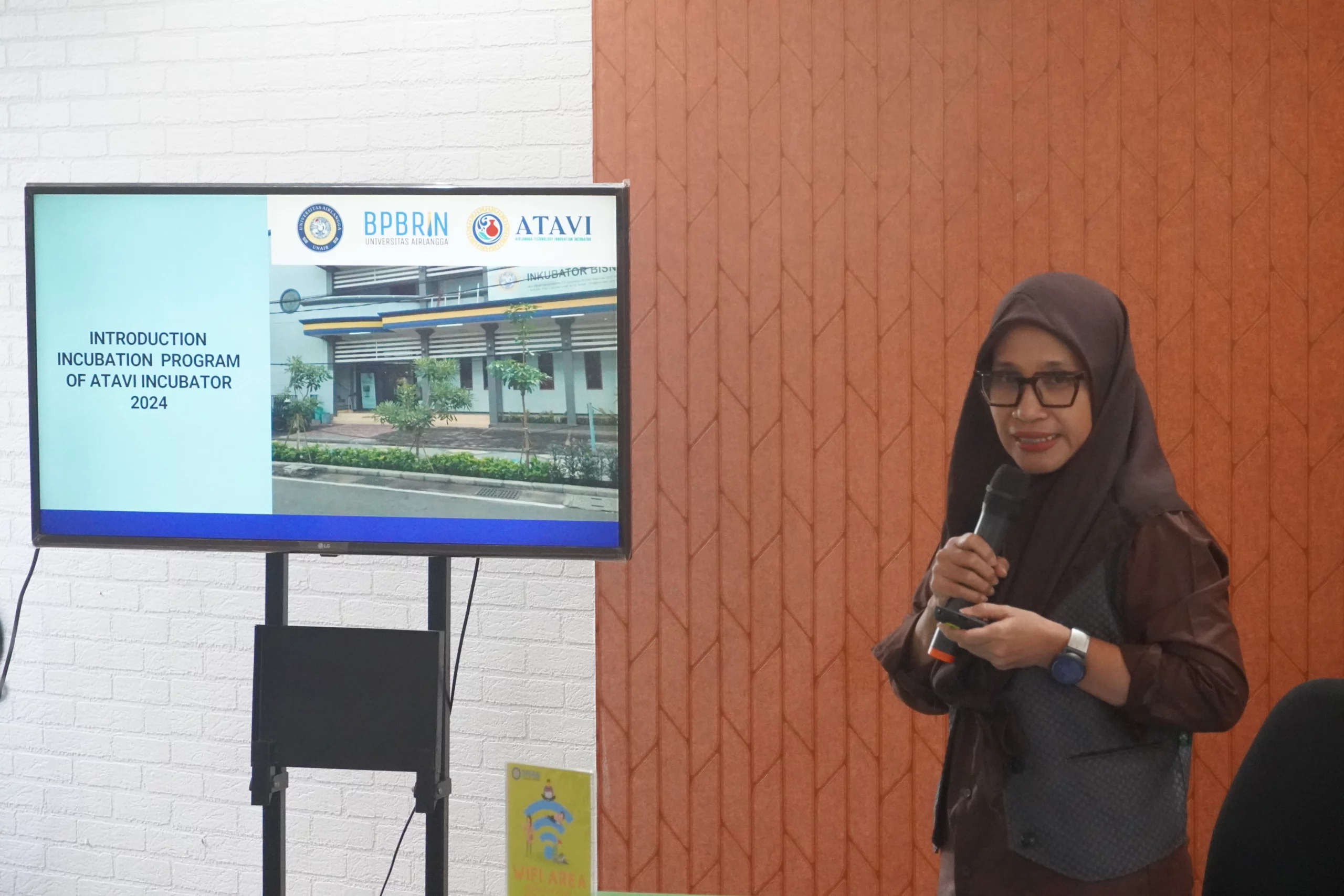 emaparan program ATAVI Inkubator UNAIR oleh Manager Inkubator Bisnis dan Teknologi LPBI Universitas Airlangga Dr Achsania Hendratmi SE M Si