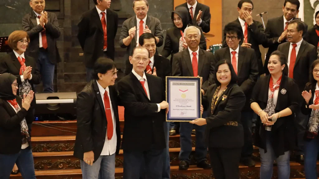Prof Dr dr Widodo Ario Kentjono Sp THTBKL Subsp Onk bersama Prof Dr drg M Rubianto, MS, Subsp RPID(K) ketika menerima Piagam Penghargaan dari perwakilan MURI, Sri Widayati, pada Jum’at, 1 Maret 2024.