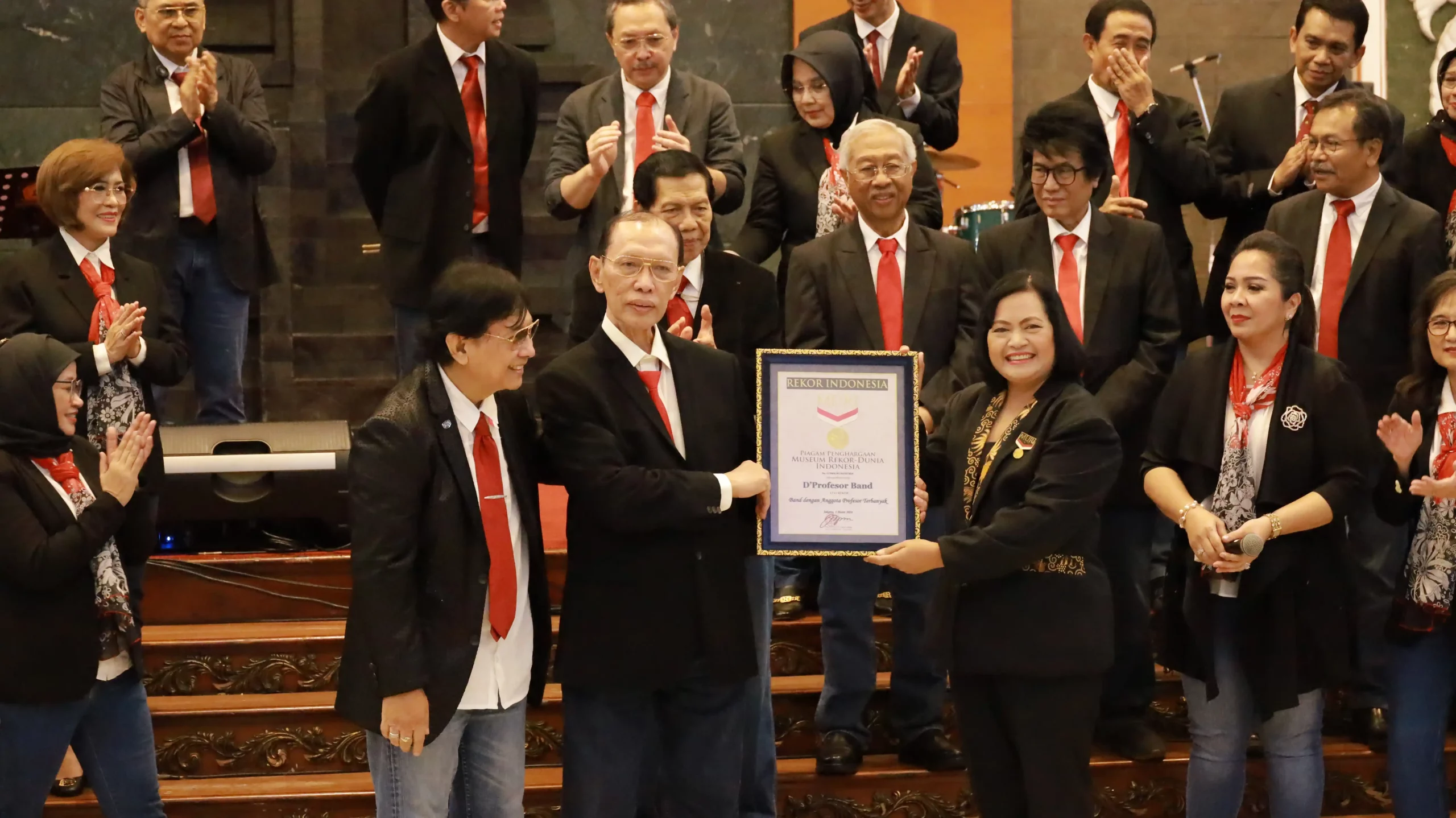 Prof Dr dr Widodo Ario Kentjono Sp THTBKL Subsp Onk bersama Prof Dr drg M Rubianto, MS, Subsp RPID(K) ketika menerima Piagam Penghargaan dari perwakilan MURI, Sri Widayati, pada Jum’at, 1 Maret 2024.