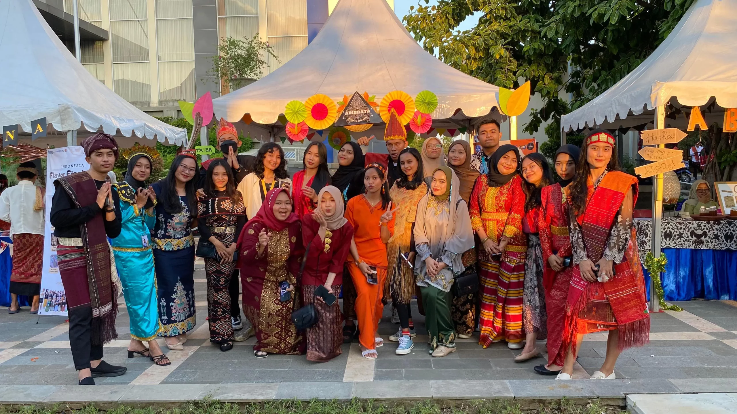 Mahasiswa PMM berfoto di depan tenant di acara Expo Kuliner Nusantara pada Sabtu (23/3/2024). (Foto: Istimewa)