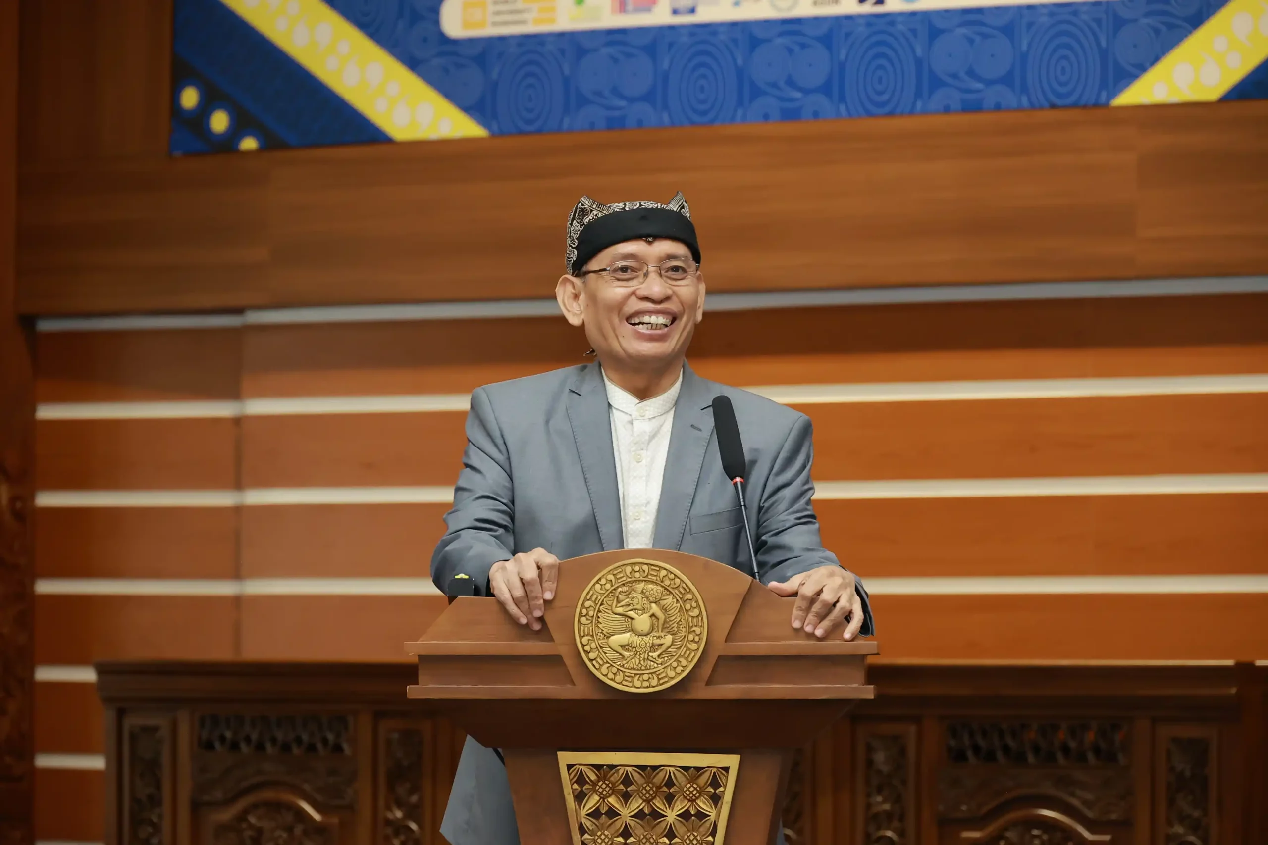 Prof Dr Mohammad Nasih SE MT Ak saat menghadiri acara Pengumuman Kandidat Penerima pada Rabu (20/3/2024) di Aula Garuda Mukti Kantor Manajemen Kampus MERR-C. (Foto: Humas UNAIR)
