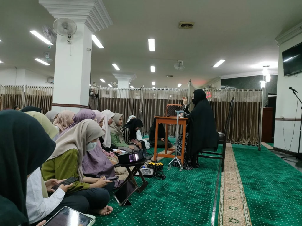 Peserta kegiatan di kajian fiqih Me and My Period yang membahas lebih dalam mengenai masa haid, Masjid Ulul Albab FK UNAIR Kampus Dharmahusada-A, pada Jumat (15/03/2024) (Foto: Istimewa)