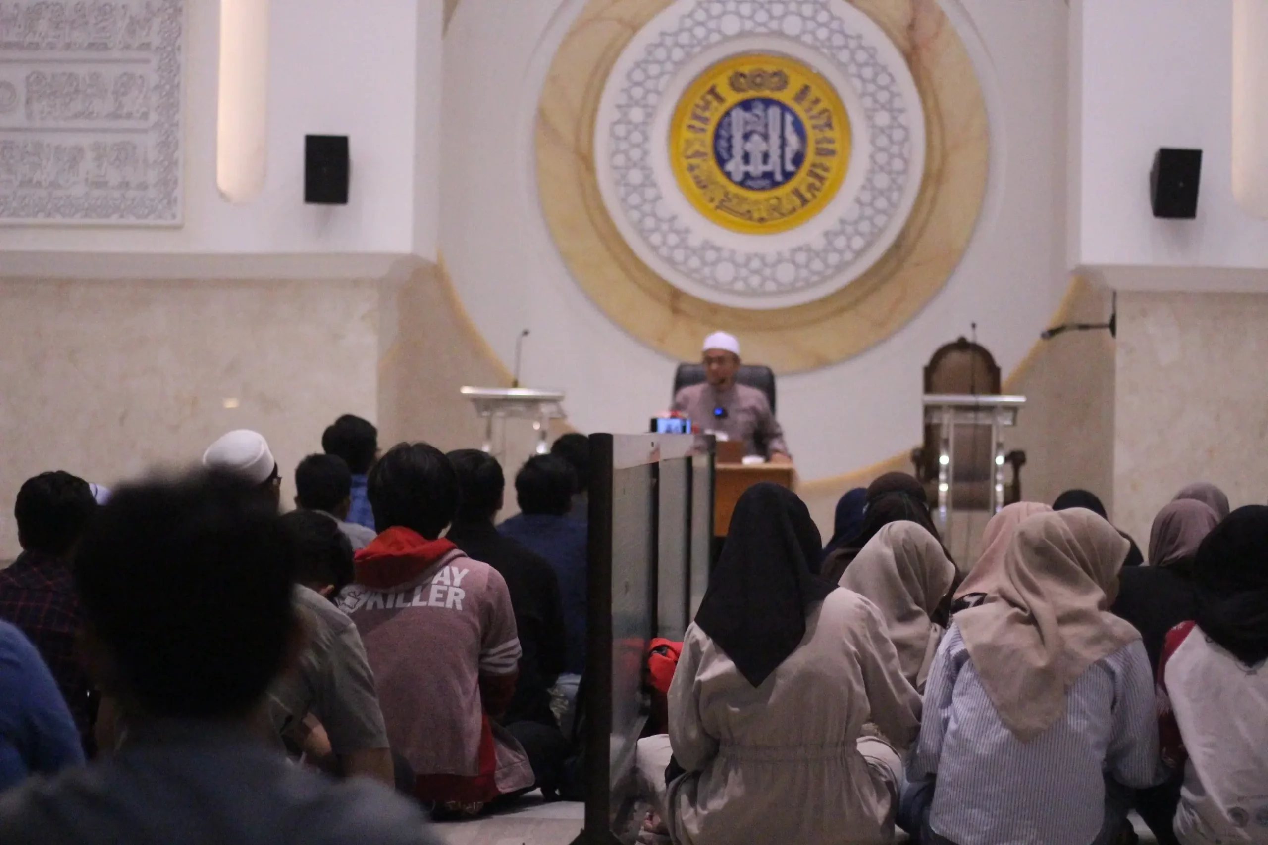 Dedhy Bharoto Trunoyudho SIKom, memberikan materi kajian Ramadan di Masjid Ulul Azmi UNAIR (12/3/2024)