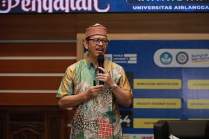 Ir Agus Mustofa memaparkan kajian dalam Pengajian Ramadan Universitas Airlangga (26/3/2024). (Foto: PKIP UNAIR)