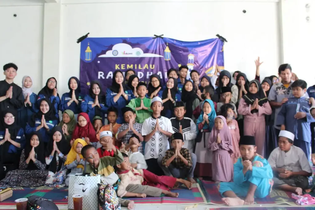 Foto bersama K3 Periode 2023 dengan adik-adik Panti Asuhan Darussalam, Mulyorejo, Surabaya. (Foto: Dok. Panitia)