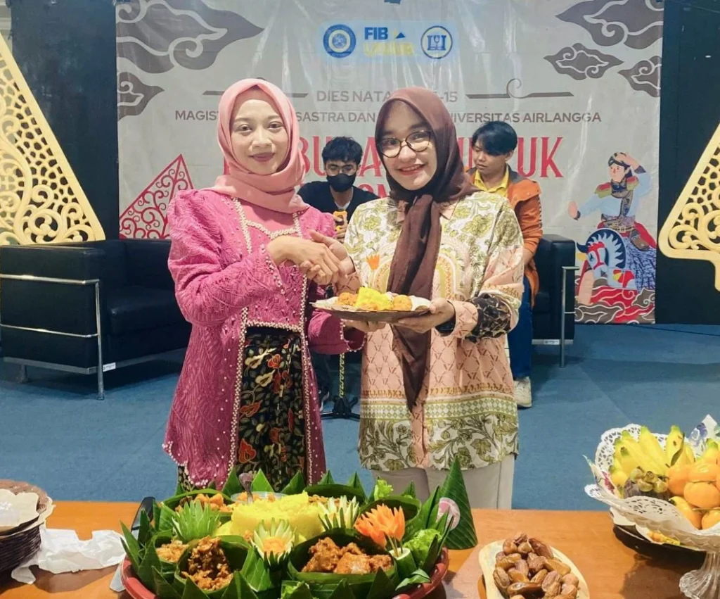 Ketua HIMA MKSB Lady Khairunnisa SHum (kiri) bersama Pembina HIMA MKSB Dr Nadya Afdholy (kanan)