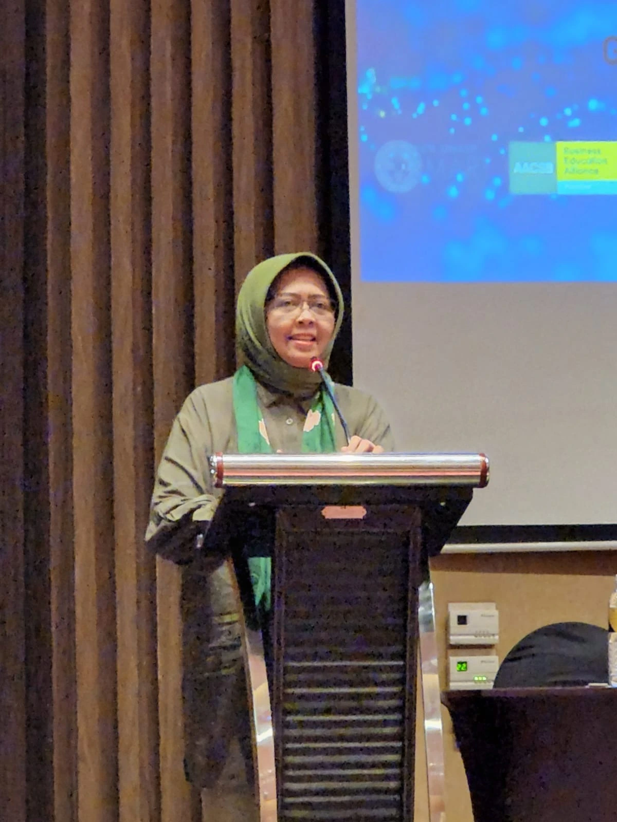 Prof. Dr. Dian Agustia SE Ak MS, Dean of Economics and Business (FEB) at UNAIR, delivers a welcoming address and elucidates FEB UNAIR Management's readiness to leverage AI in business on Friday, March 1, 2024. (Photo: By courtesy)
