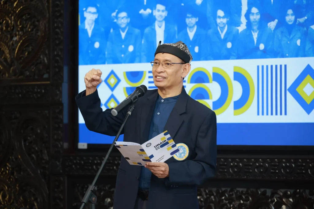 Rektor Universitas Airlangga Prof Dr Moh Nasih SE MT Ak CMA resmi melantik pengurus ORMAWA masa bakti 2024 pada Selasa, 19 Maret 2024. (Foto : PKIP UNAIR)