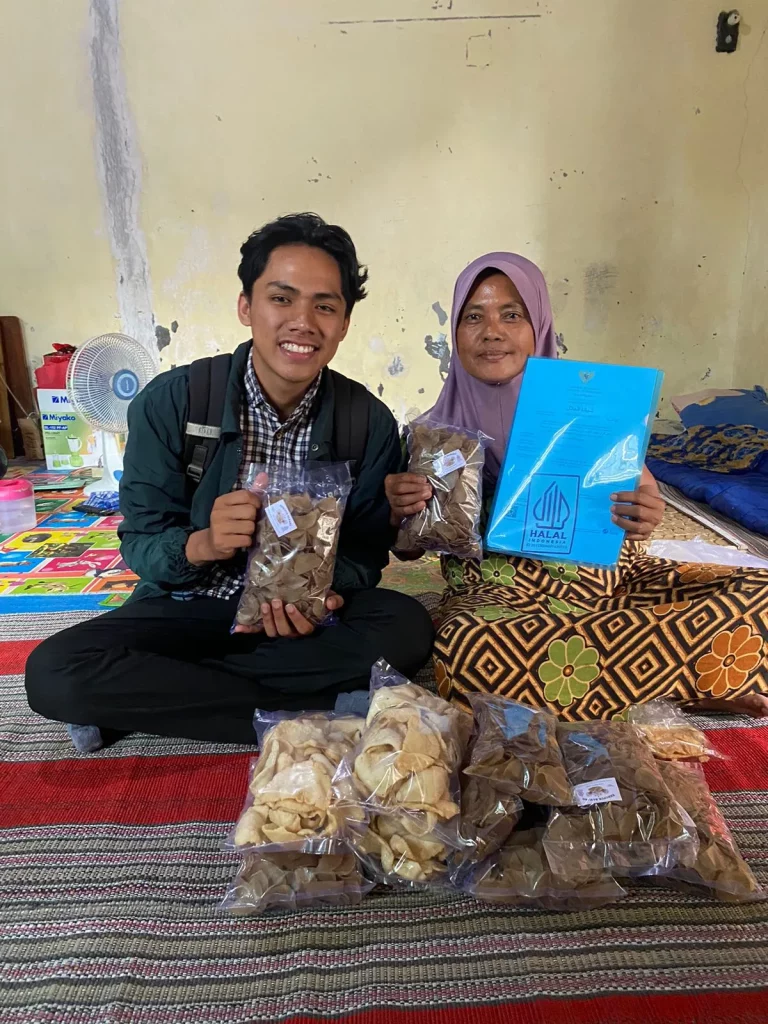 Hanafi Al Rasyid, from the Faculty of Economics and Business Universitas Airlangga, and Ibu Poniyati, MSME entrepreneur. (Photo: By courtesy)