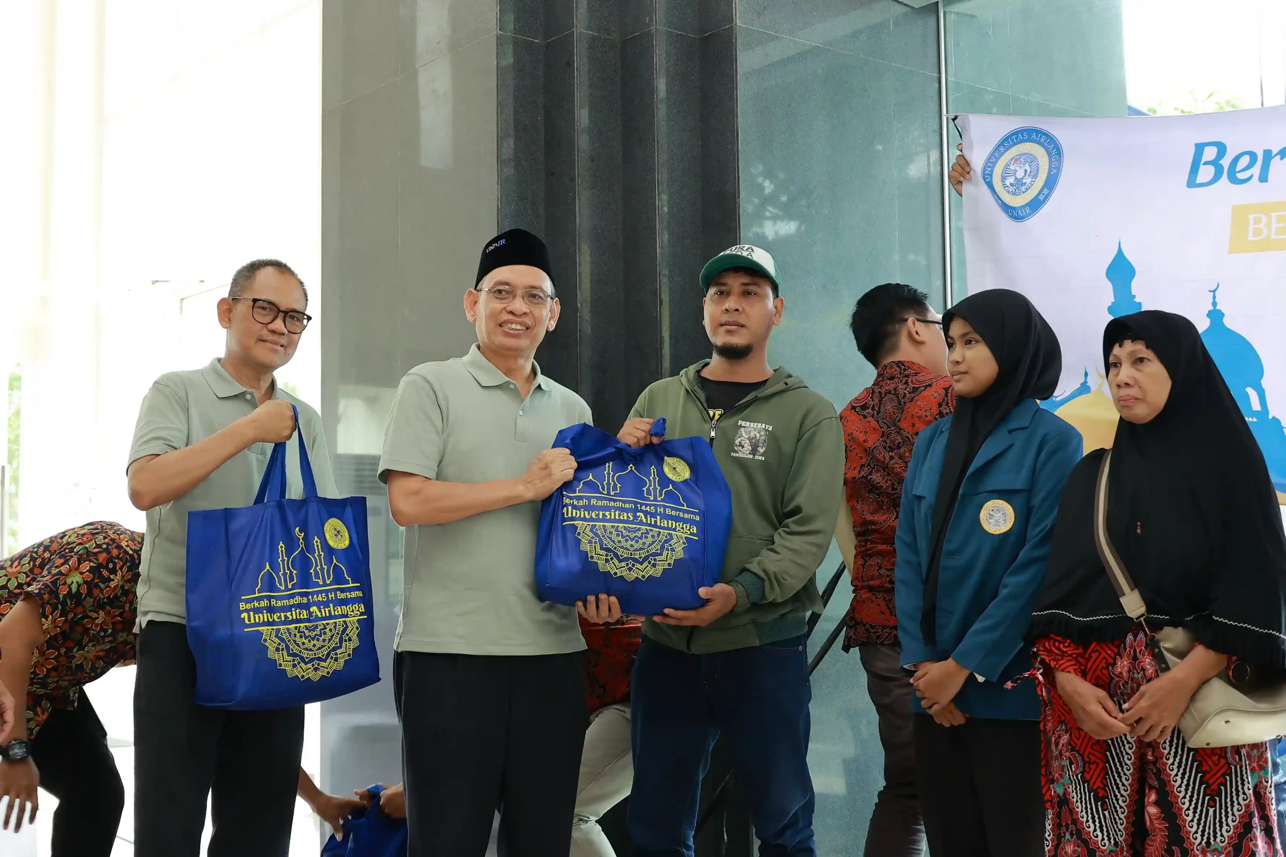 Pelepasan 8000 Paket Sembako Momentum Berkah Ramadan dari UNAIR untuk yatim piatu, panti asuhan, dan masyarakat pra sejahtera (Sumber: Imam Zariadi)