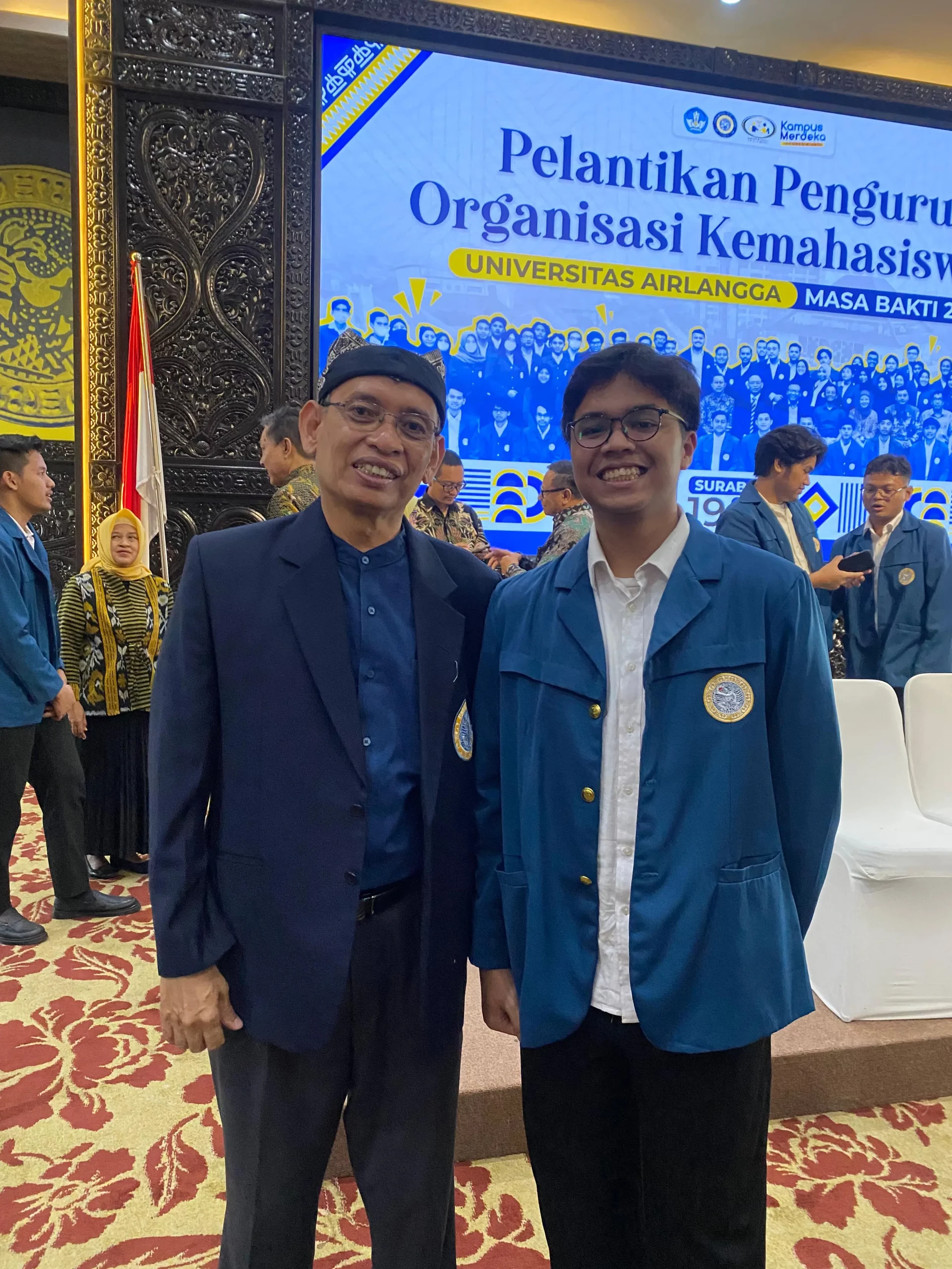 Foto bersama Rektor UNAIR, Prof Dr Mohammad Nasih dan Ketua UKM e-Sport UNAIR, Muhammad Reza Syahrefi usai peresmian UKM e-Sport UNAIR pada acara Pelantikan Pengurus ORMAWA Universitas Airlangga. (Foto: Istimewa)