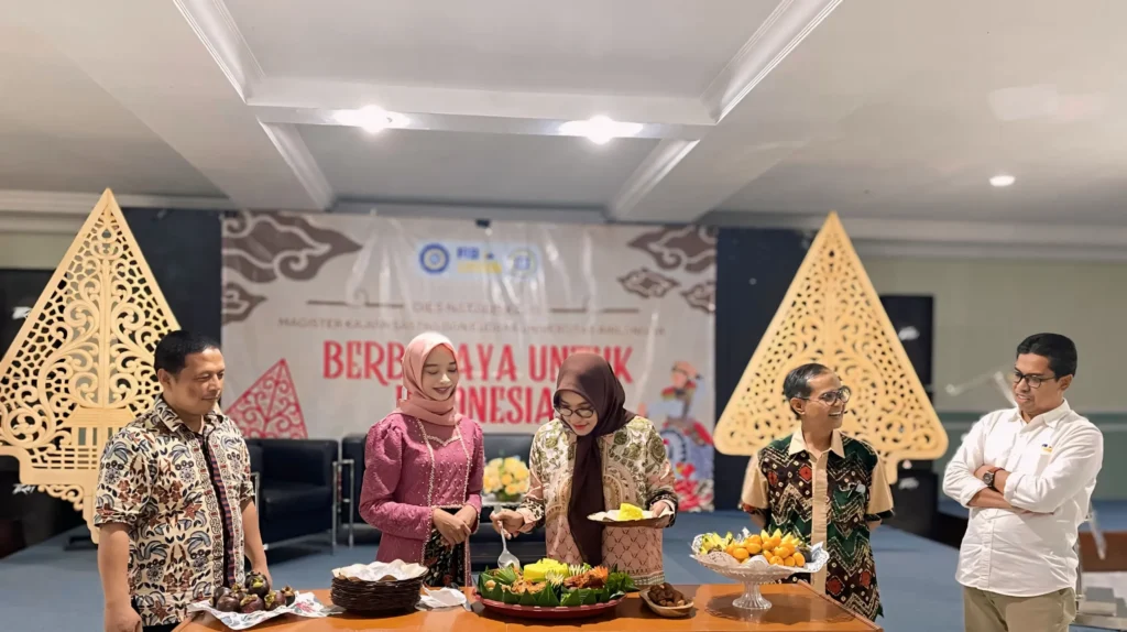 Prosesi pemotongan tumpeng dalam rangka Dies Natalis Ke-15 MKSB UNAIR