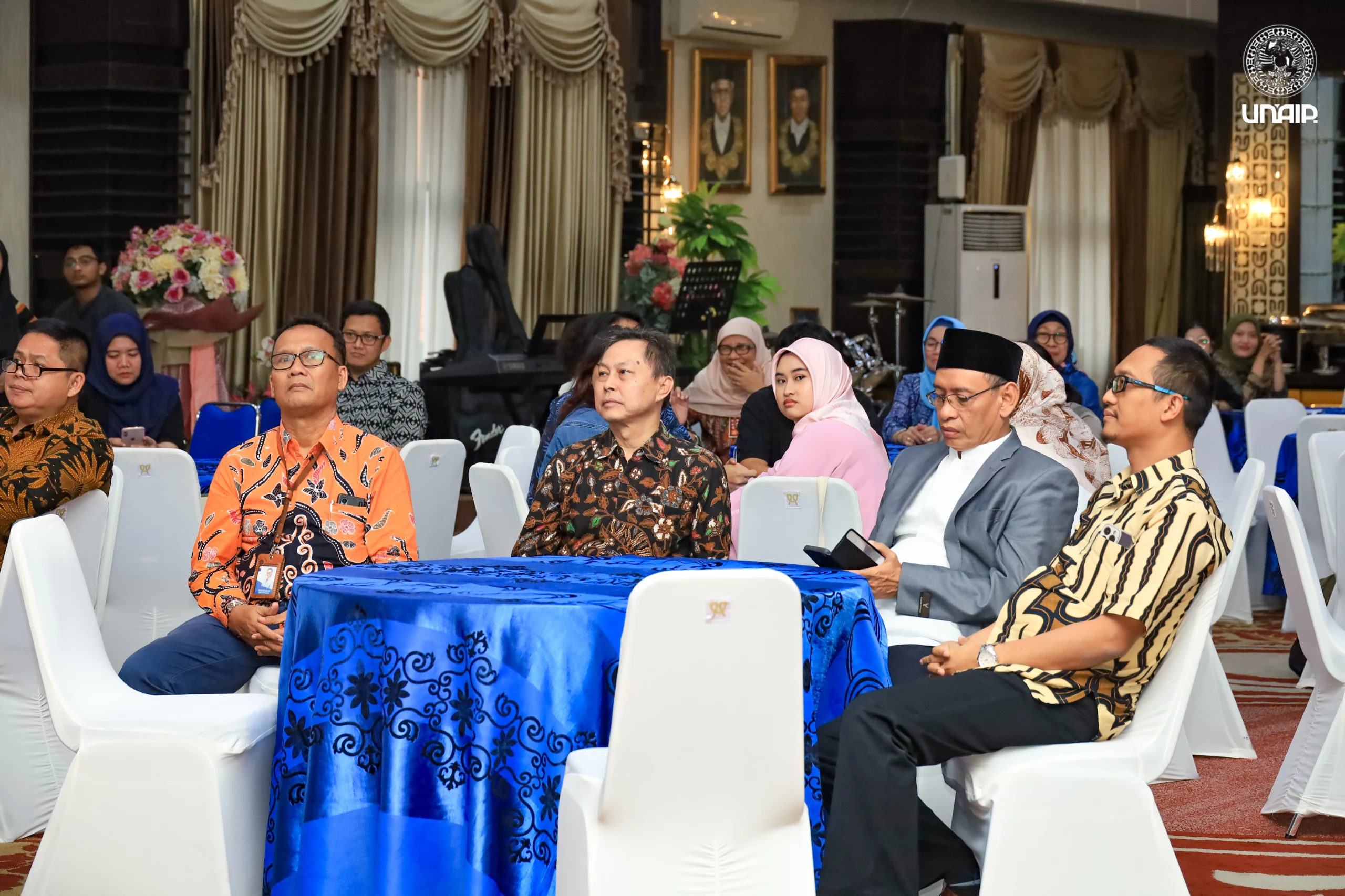 Rektor UNAIR beserta jajaran hadir dalam silaturahmi mahasiswa asing di Aula Amerta, Kampus MERR-C, Senin (25/03/2024). (Foto: Muafa)