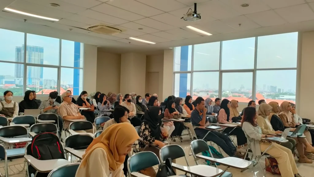 Suasana Kelas Pelatihan Proses Kreatif dalam Penulisan Karya Ilmiah Populer , GKB 5-01 (Sumber dok pribadi)