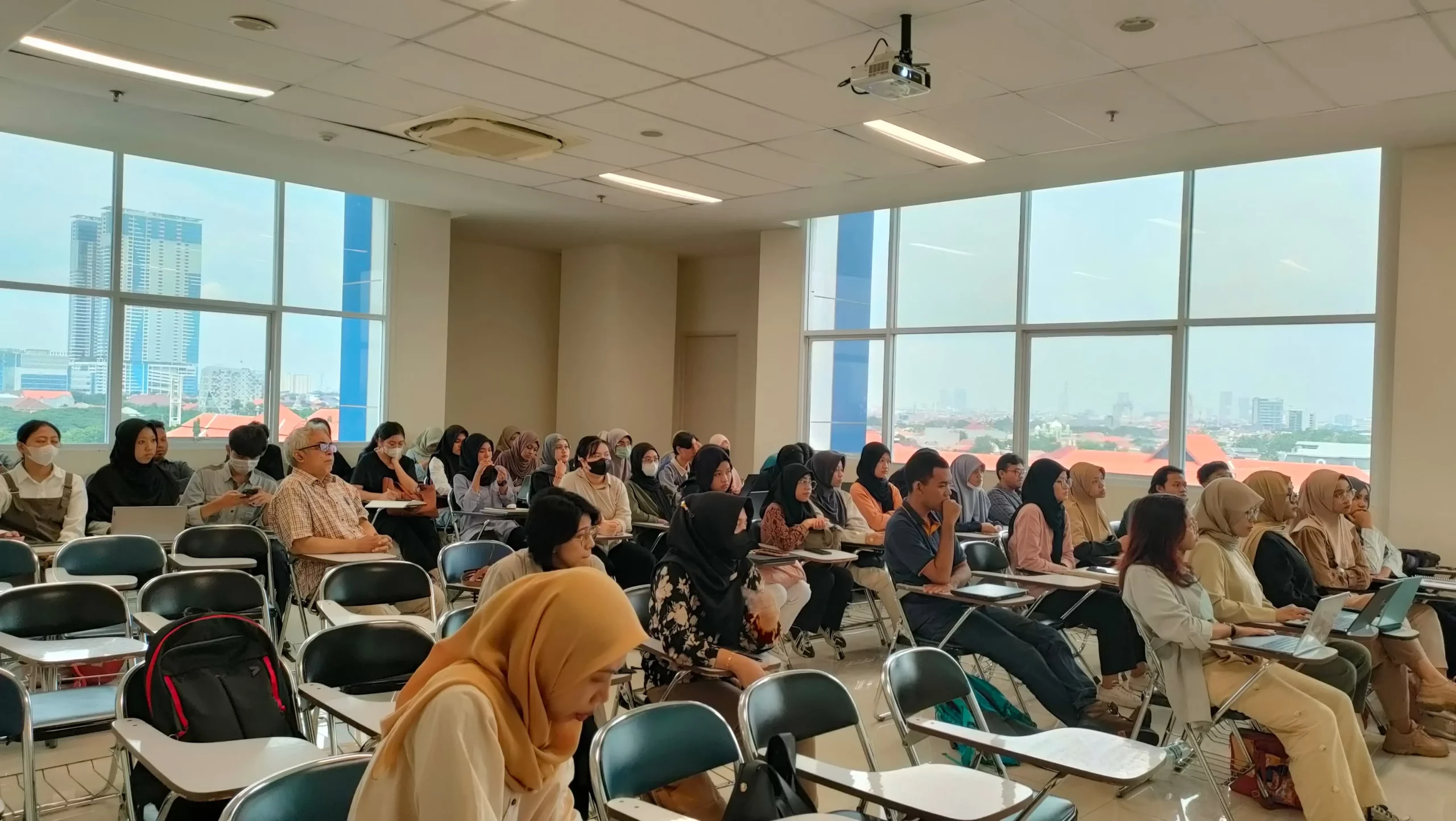 Suasana Kelas Pelatihan Proses Kreatif dalam Penulisan Karya Ilmiah Populer , GKB 5-01 (Sumber dok pribadi)