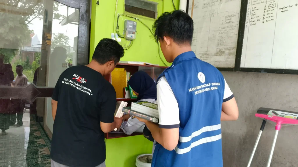 Tim Mahagana Beri Bantuan Berupa Peralatan Sekolah (Foto: Tim Mahagana UNAIR)