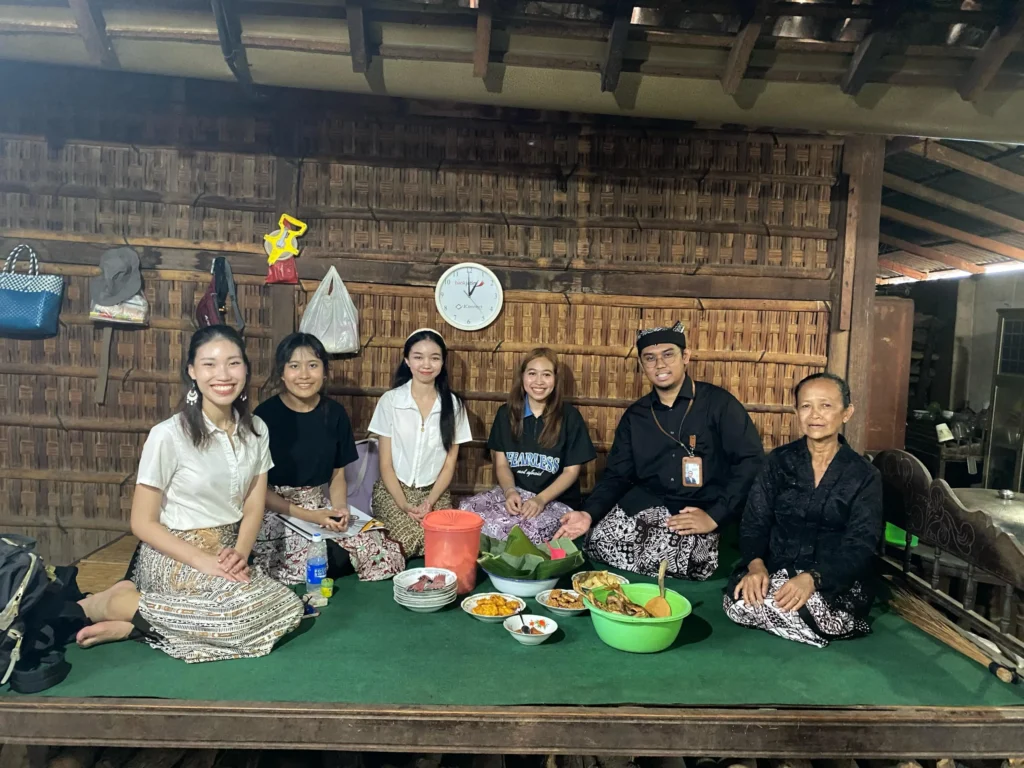 Mahasiswa Inbound Thailand Menikmati Pecel Pitik di Desa Kemiren(Sumber: Lukman)