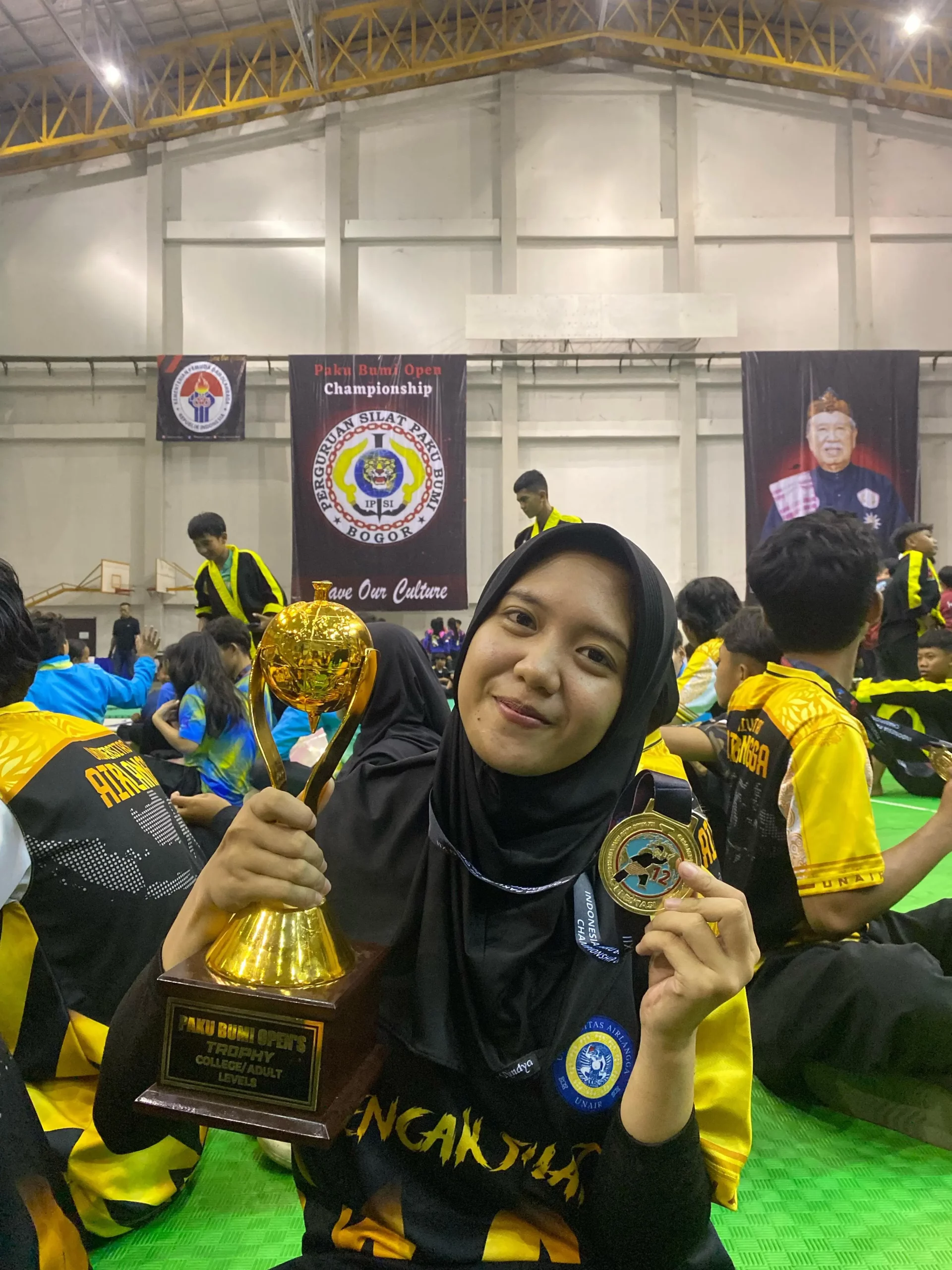 Mahasiswi UNAIR Raih Juara I Pencak Silat Indonesian Pakubumi 12th Championship