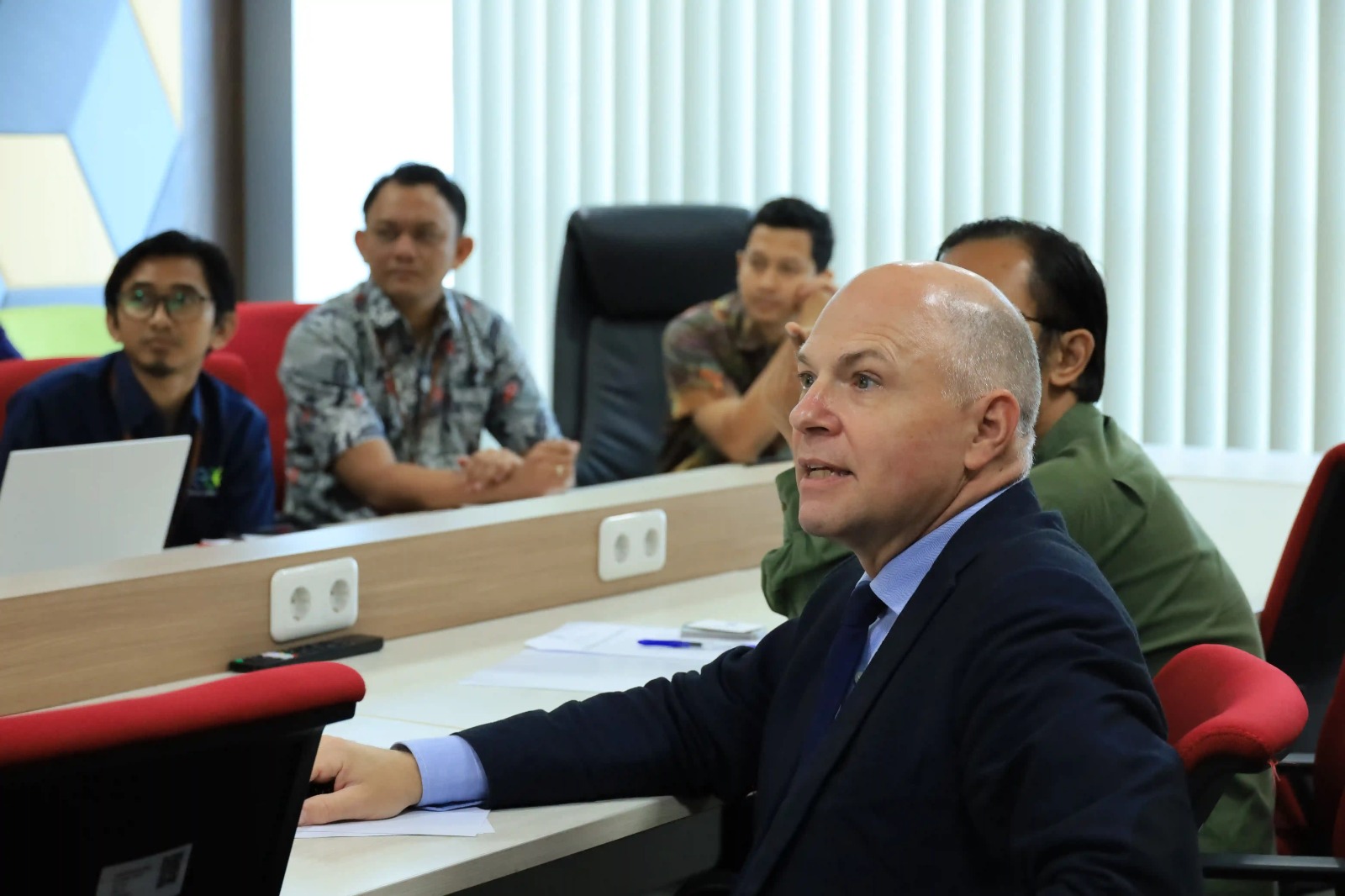 Stéphane Mechati during the strategic meeting with UNAIR on Wednesday, March 20, 2024, at the ASEEC Tower. (Photo: UNAIR Public Relations)