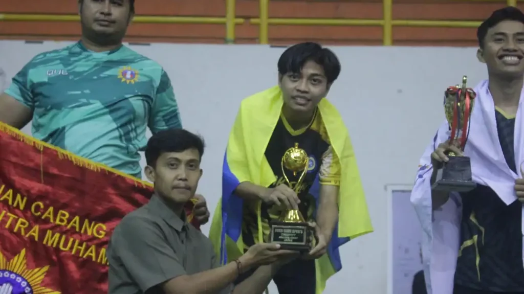 Faryska Ozi Faradik, mahasiswa FIB yang menjuarai pencak silat Indonesian Paku Bumi 12th Championship. (Sumber: Pribadi)
