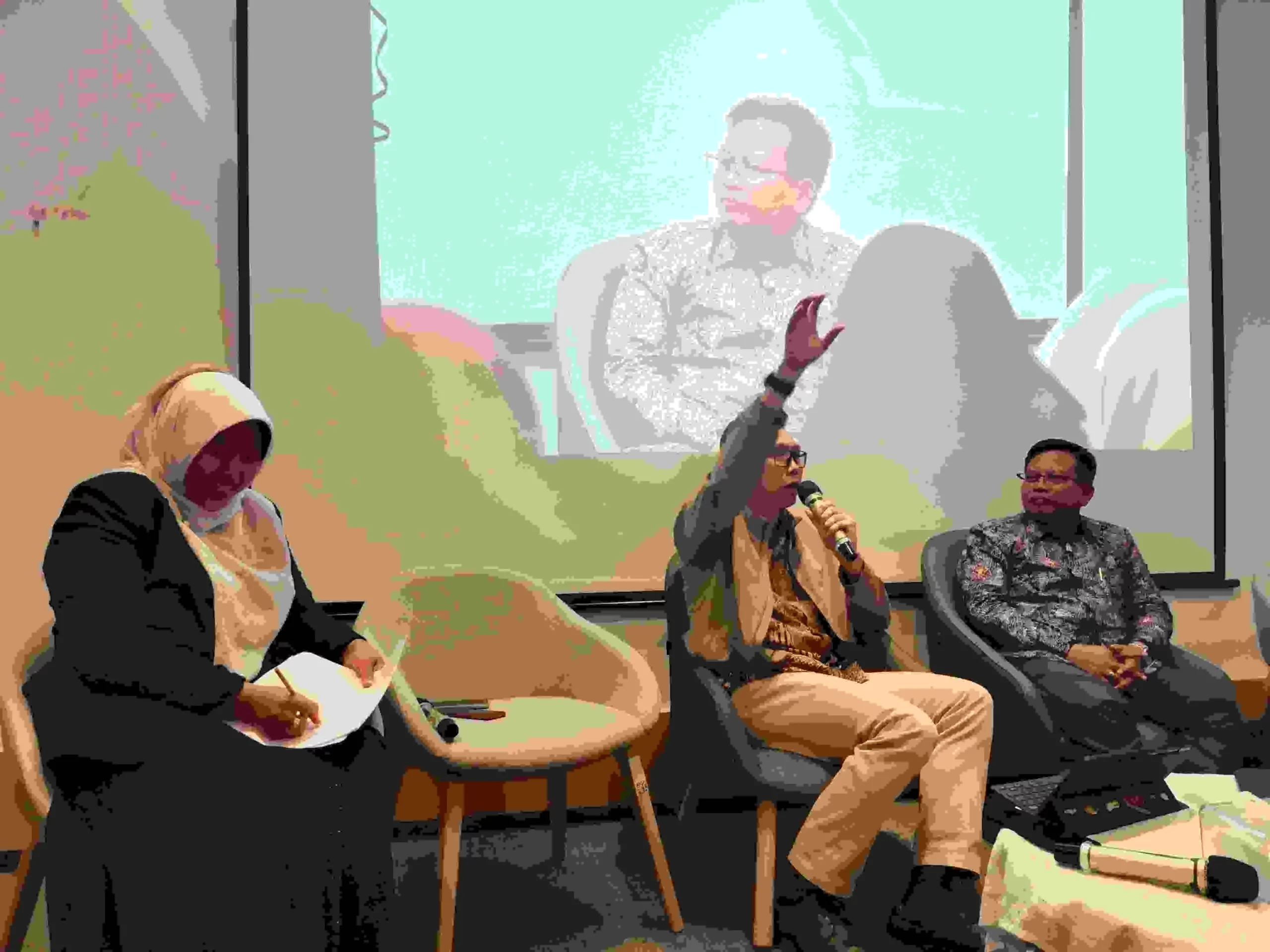 Penyampaian materi oleh Dimas Yuliharto, Dalam gedung National Eye Center