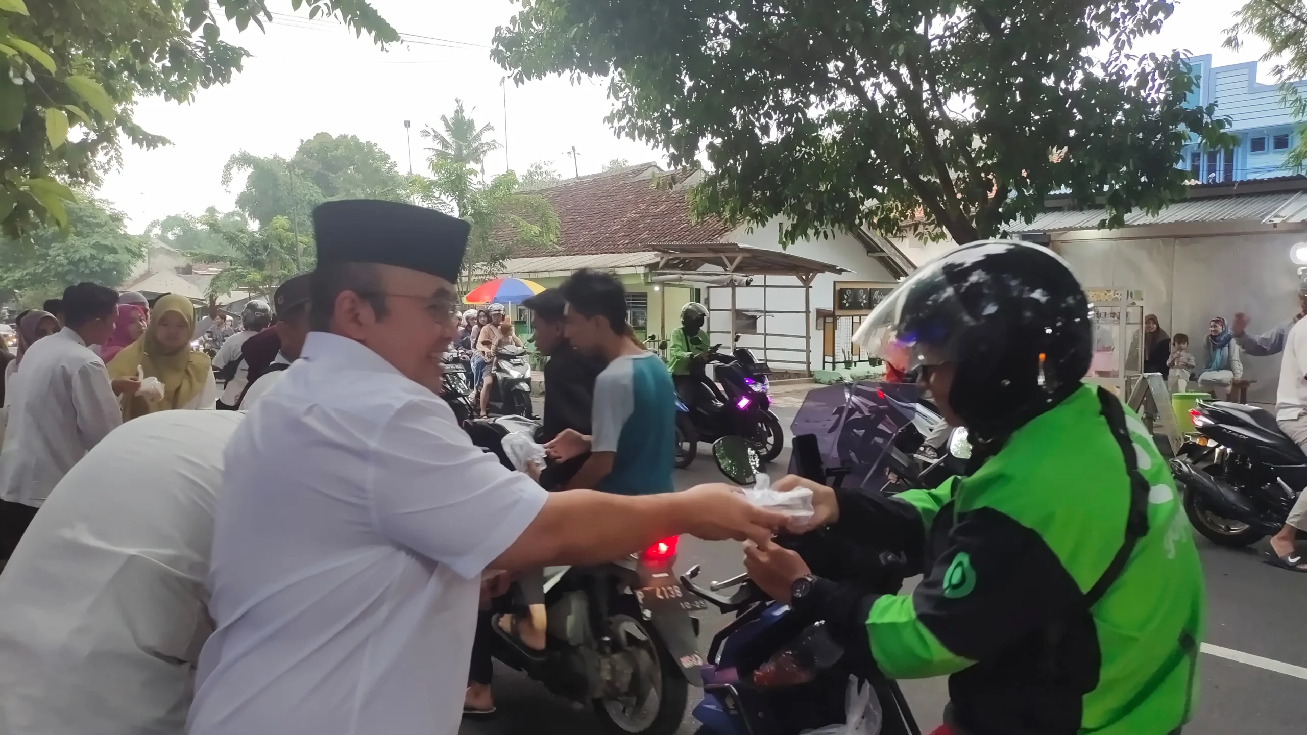 Wakil Dekan FIKKIA, Dr Rahardian Indarto Susilo dr Sp BS(K) Tampak Membagikan Takjil Bagi Pengguna Jalan. (Foto: Istimewa)