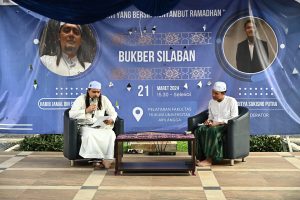 Habib Jamal menyampaikan materi menjaga kebersihan hati. (Foto: Humas FH UNAIR)