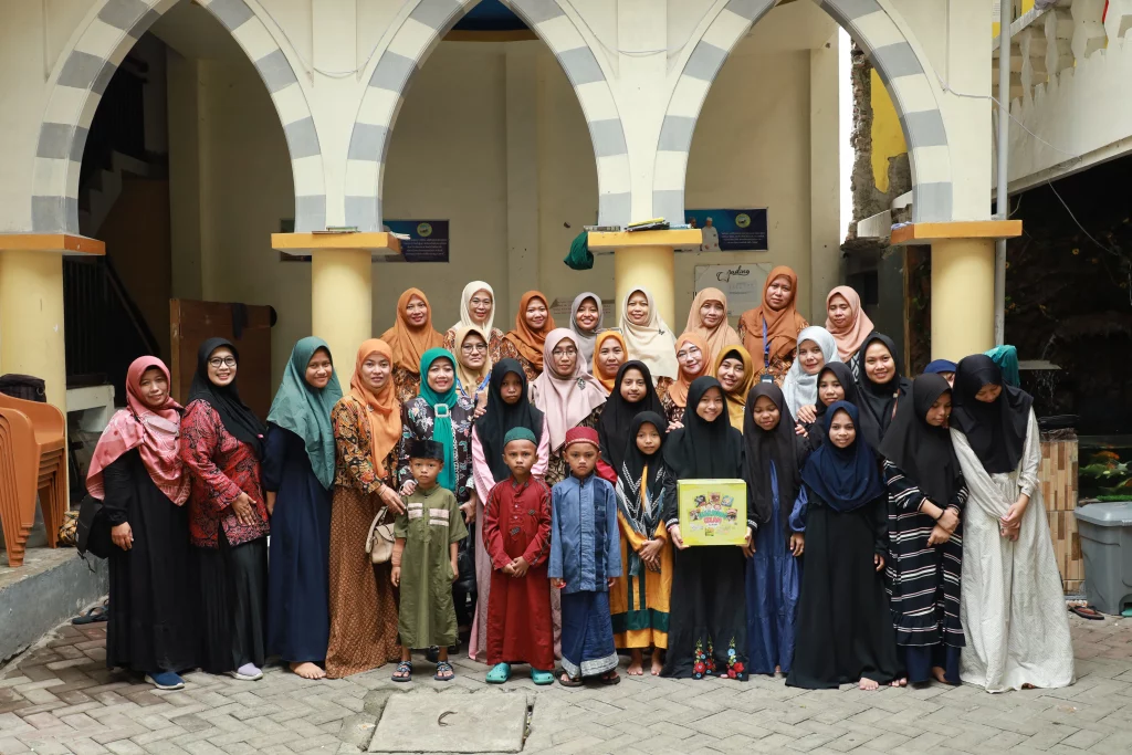 Foto Bersama Seluruh Anggota DWP UNAIR beserta pengasuh dan santri-santriwati di pondok pesantren Ribath Daruttauhid dalam berbagi berkah pada Minggu (28/3/2024). (Foto: PKIP UNAIR)
