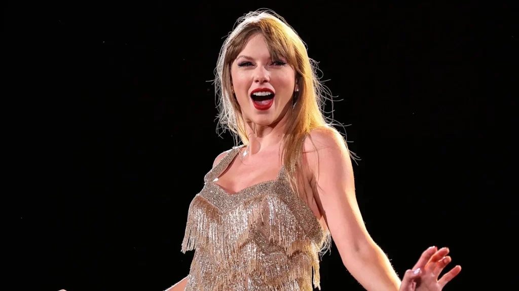 Taylor Swift saat melakukan Eras Tour di Singapore