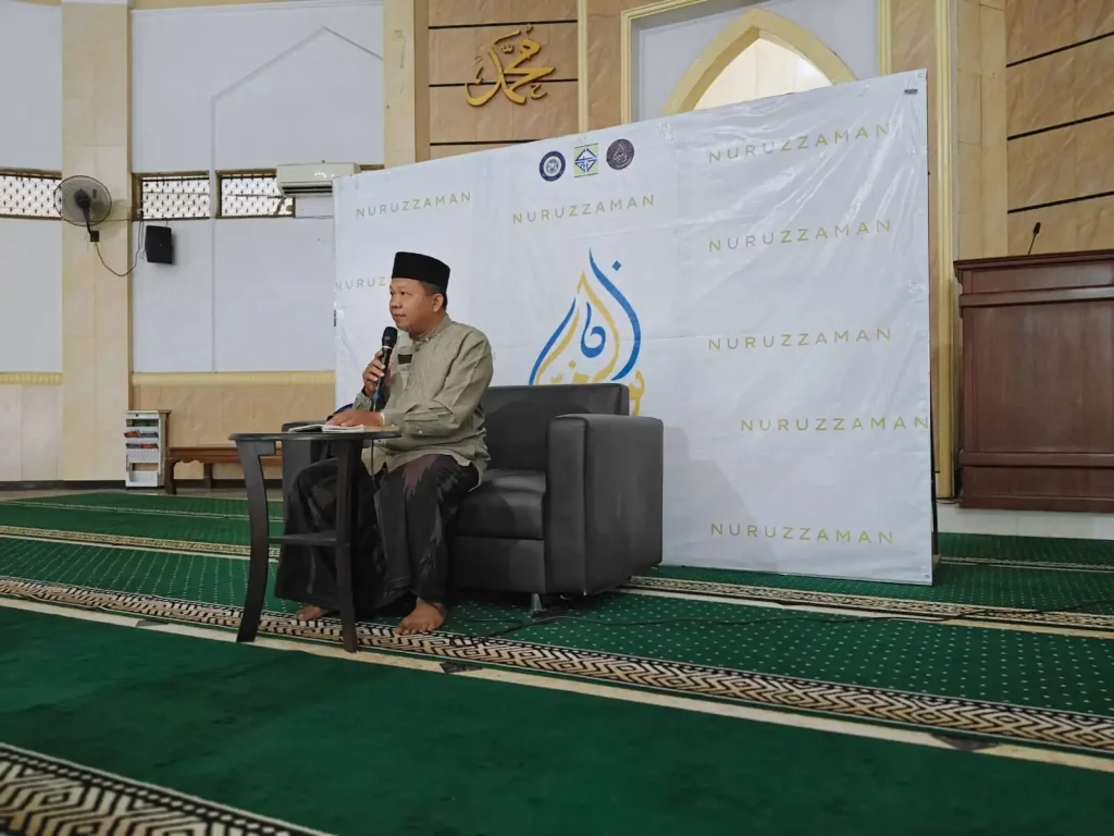 Ustaz Toha menyampaikan materi tentang puasa