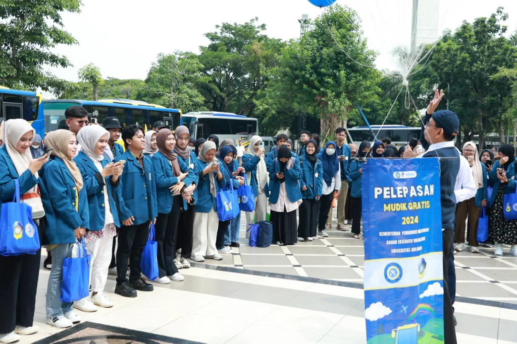 Pemberangkatan mudik gratis oleh Rektor UNAIR Prof Dr Mohammad Nasih SE MT Ak pada Jumat (5/4/2024). (Foto: PKIP UNAIR)