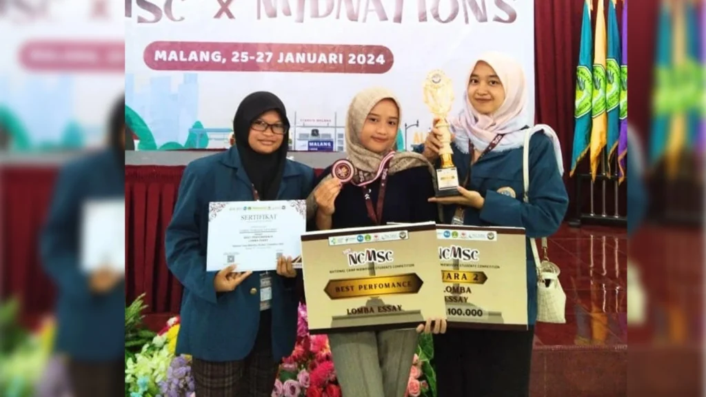 From the right Khuril Malail Jannah, Gading Nurhafiza Rachma, and Pionera Seconda Giyanti UNAIR Midwifery Students. (Photo: By courtesy)