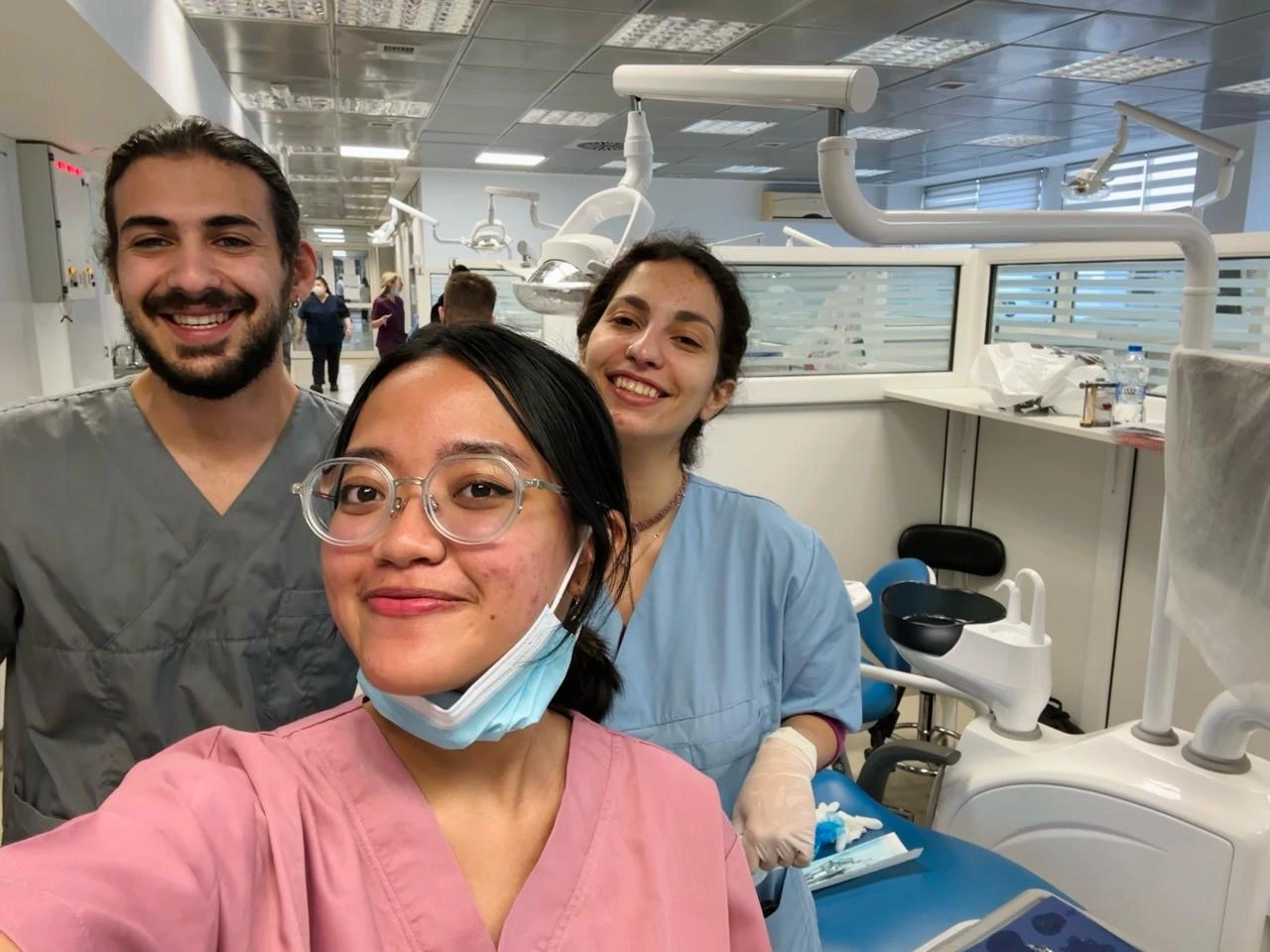 (In the middle) Prasherly Anura Dinda, student of Faculty of Dental Medicine Universitas Airlangga with her fellow students from Aristotle University of Thessaloniki. (Photo: By Courtesy)