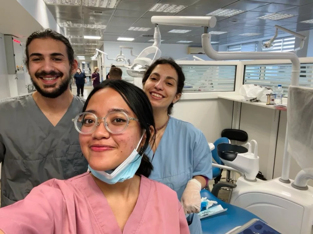 (In the middle) Prasherly Anura Dinda, student of Faculty of Dental Medicine Universitas Airlangga with her fellow students from Aristotle University of Thessaloniki. (Photo: By Courtesy)