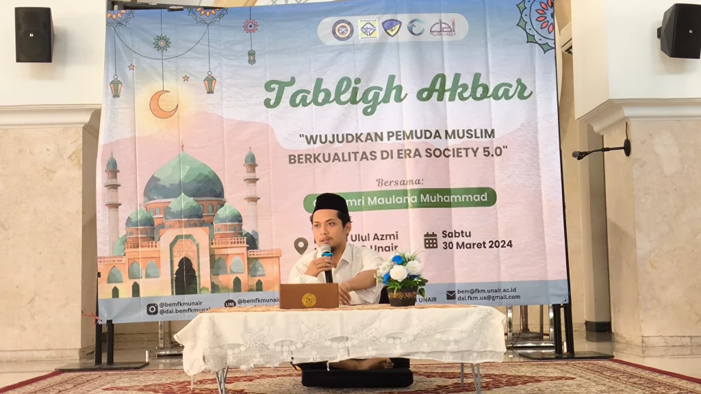 Gus Amri Maulana Muhammad (pembicara) memulai kajian pada Tabligh Akbar yang diselenggarakan DAI BEM FKM Universitas Airlangga (Foto: Adif)