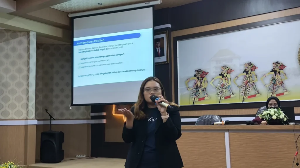 Angela Alfada Christy as speaker explains the importance of soft skills and hard skills (Photo: Adif)