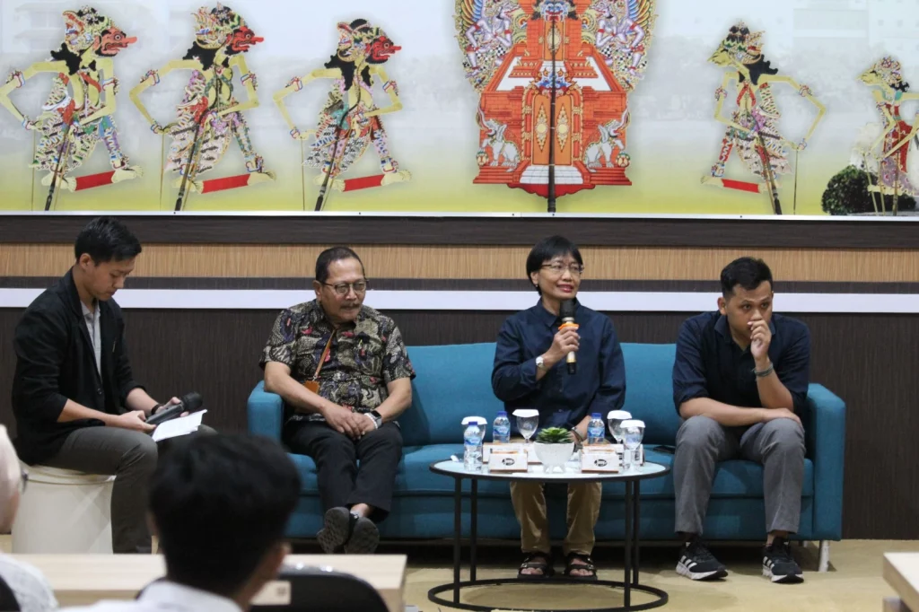Dr Siti Aminah MA, Dosen Politik UNAIR, memaparkan materinya dalam Talkshow Fiesta Unair Library, di Aula Parlinah Moedjono, Perpustakaan Universitas Airlangga (UNAIR), Kampus Dharmawangsa-B, (24/4/2024). (Foto : Istimewa).
