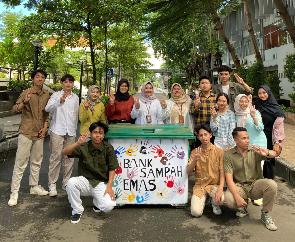 Soft-launching Bank Sampah Emas oleh Ketua BEM FISIP UNAIR, Wakil Ketua BEM FISIP UNAIR, dan 2 perwakilan SDGs Center UNAIR pada Jumat, (26/04/2024) di Galeri FISIP UNAIR. (Sumber: BEM FISIP)