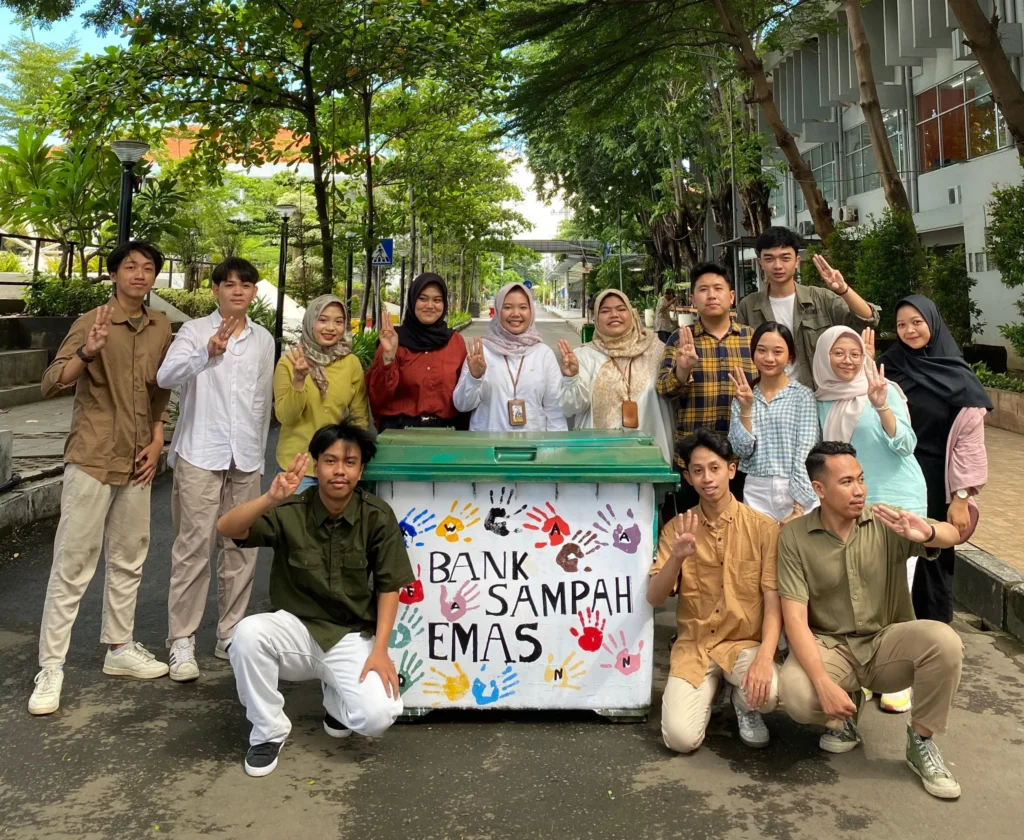 Soft-launching Bank Sampah Emas oleh Ketua BEM FISIP UNAIR, Wakil Ketua BEM FISIP UNAIR, dan 2 perwakilan SDGs Center UNAIR pada Jumat, (26/04/2024) di Galeri FISIP UNAIR. (Sumber: BEM FISIP)