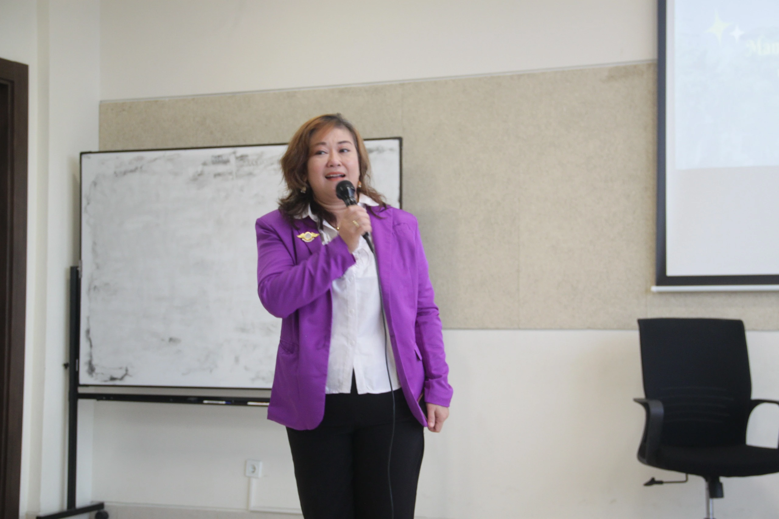 Remarks by Dr. Sri Widati, Ssos, Msi in the SoBY (Sobat Happy and Healthy) 2024 Training of Trainers activity which reviews student life management (Photo: Committee Doc.)
