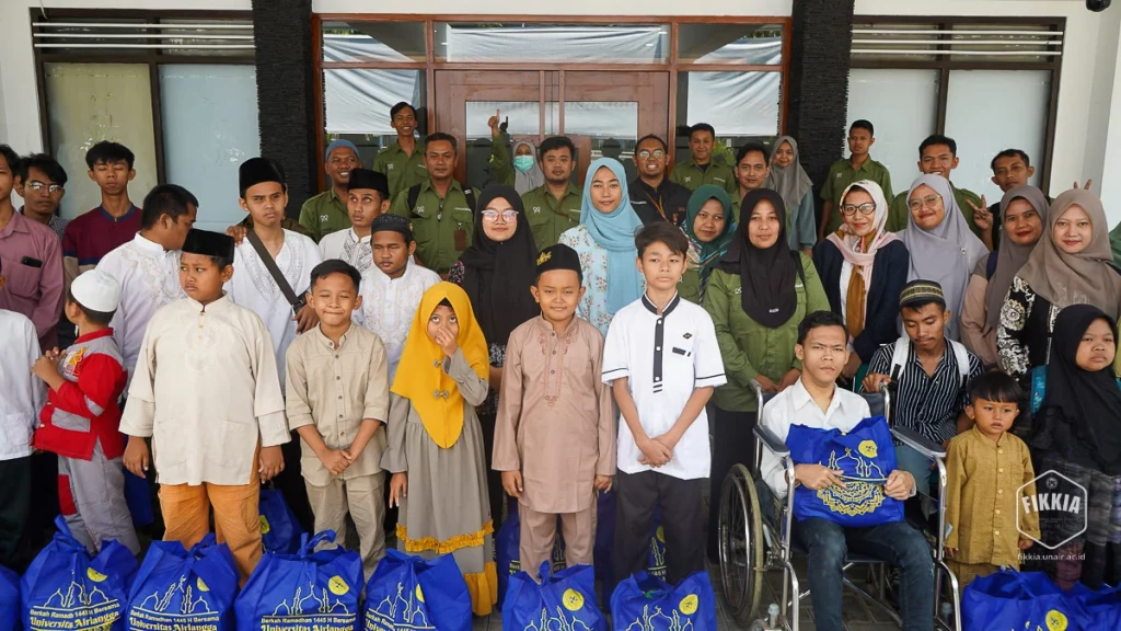 Penyandang disabilitas dari panti asuhan SLBN dan masyarakat pra sejahtera menerima paket berkah Ramadhan di Kampus Mojo Banyuwangi (28/3/2024). (Sumber: UKIP)

